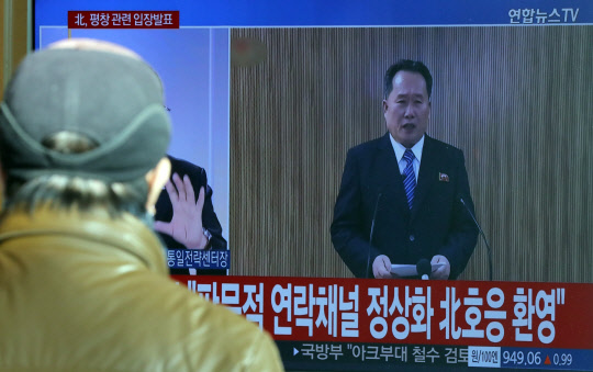 북한 조국평화통일위원회 리선권 위원장은 조선중앙TV에서 평창동계올림픽 파견과 남북회담 개최 논의를 위해 3일 오후 3시 30분 판문점 연락채널을 다시 개통하겠다고 밝힌데 이어 정시에 전화를 걸어왔다. 이날 오후 서울역에서 시민들이 관련 뉴스를 보고 있다.  연합뉴스